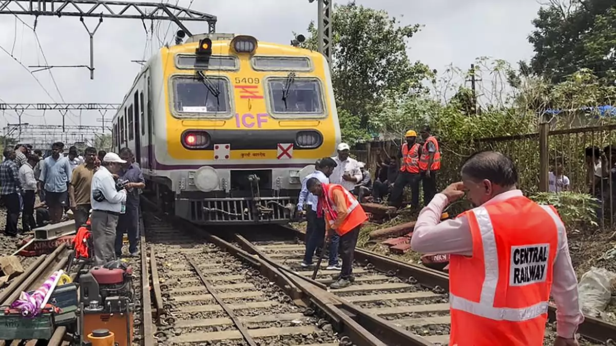 https://salarnews.in/public/uploads/images/newsimages/maannewsimage23012024_144225_Train runs over Railway staffs in Palghar district Photo PTI.webp